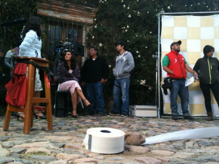 Maite Perroni durante as gravações de "El Arribo de Corando Sierra"